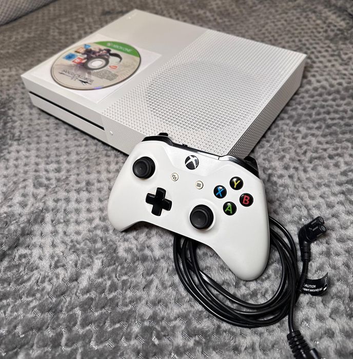 Xbox one s 500gb z padem i grą