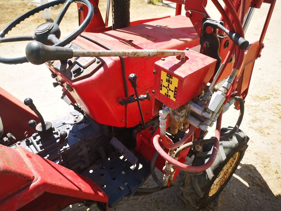 Trator 4x4 com frontal de efeito duplo e paralelogramo.