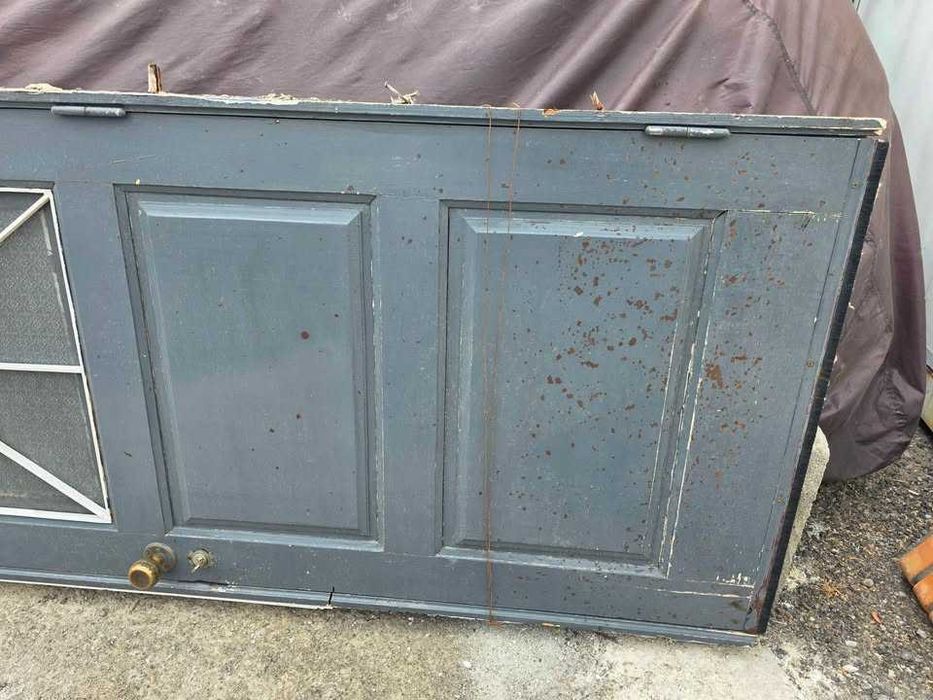 Porta em madeira robusta com aro, Fechadura e chave