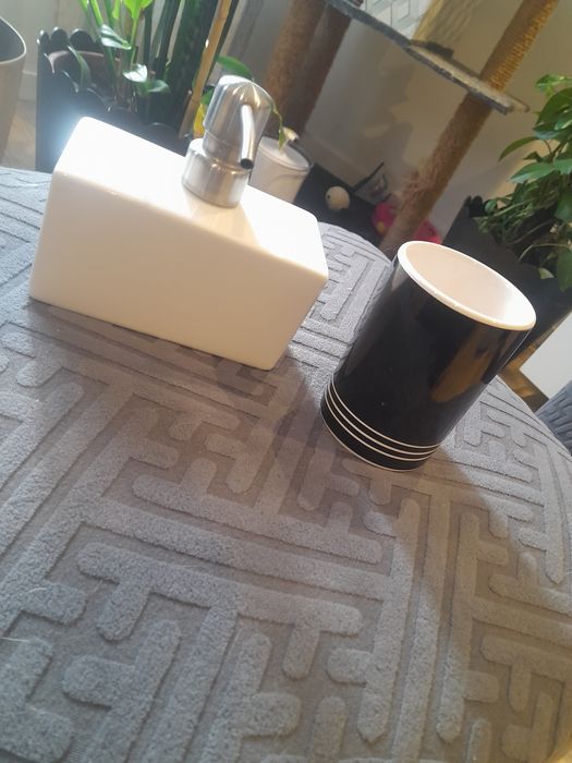 Dois artigos que casa de banho usados em bom estado.