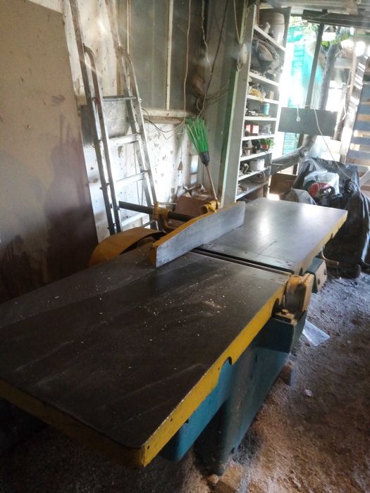 СТрогаю, ріжу, крашу деревину.