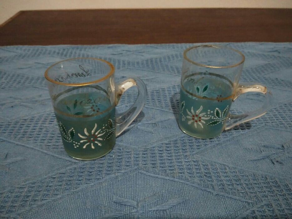 Duas canecas de vidro