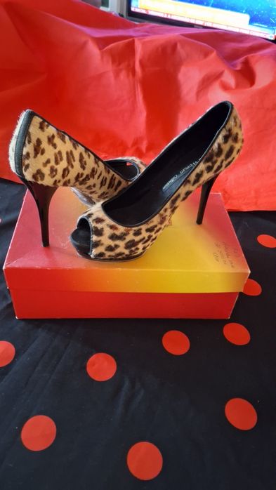 Sapatos de tacão alto