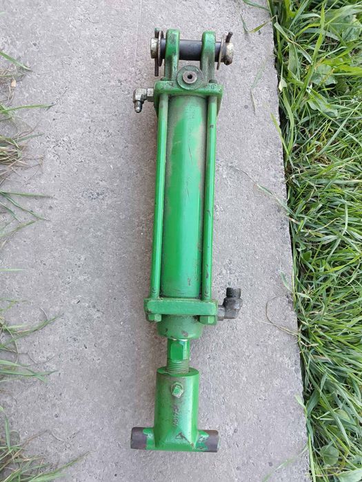 Циліндр на сівалку Джон Дір