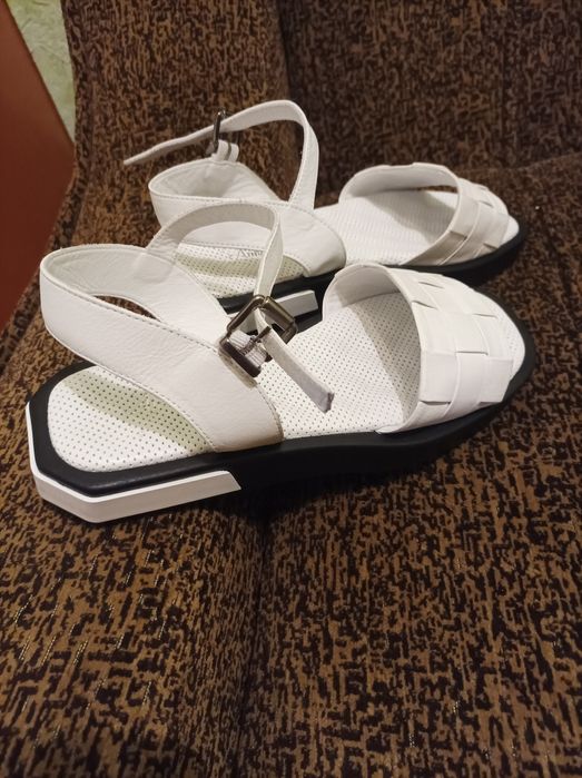 Продам жіночі босоніжки