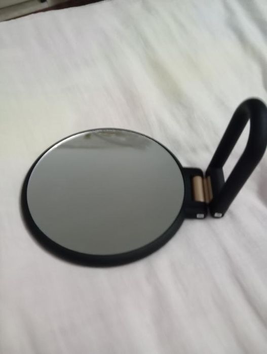 Косметическое двухстороннее зеркало с увеличением