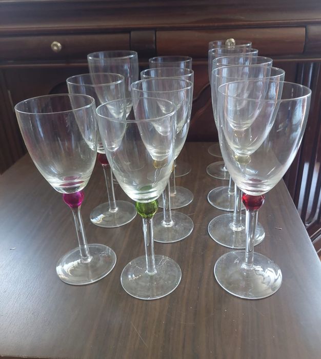 Conjunto de copos de vinho e de água