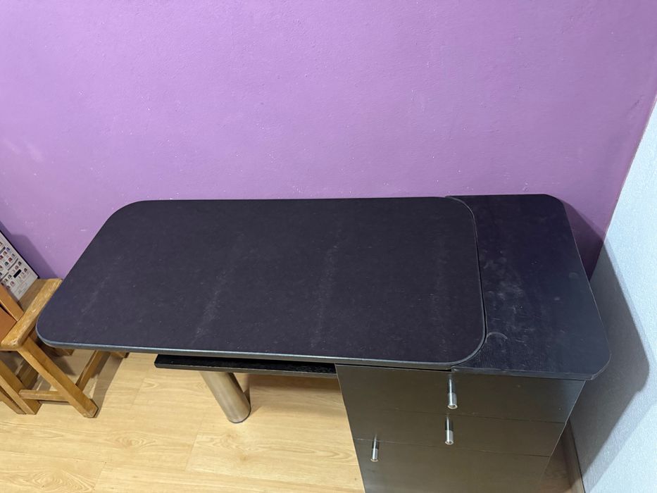 Mesa de Estética em madeira e pedra preta.