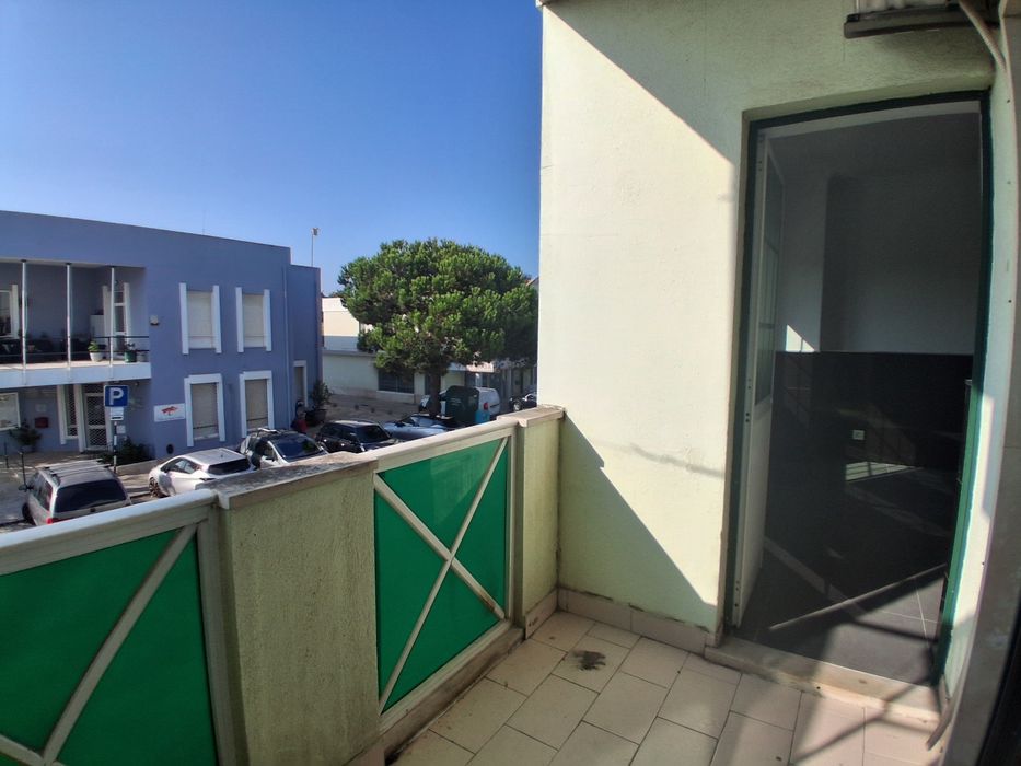 Apartamento T4 no centro da Charneca de Caparica