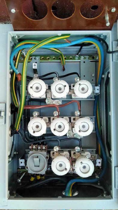 Skrzynka elektryczna natynkowa zewnętrzna