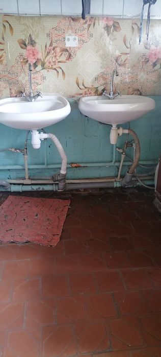 Продам малосімейку Крюков, перша  зупинка за мостом.