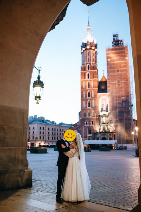 Błyszcząca suknia ślubna z rękawami