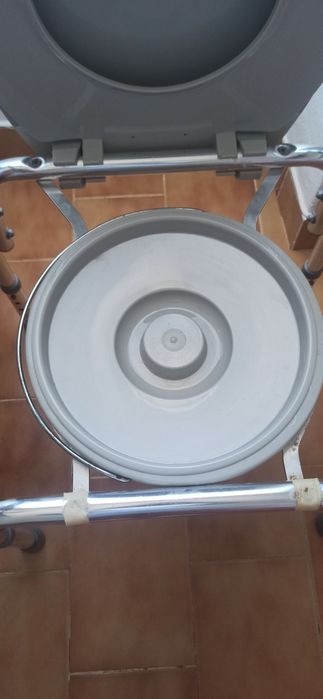 Cadeira sanitária regulável em altura – muito bom estado