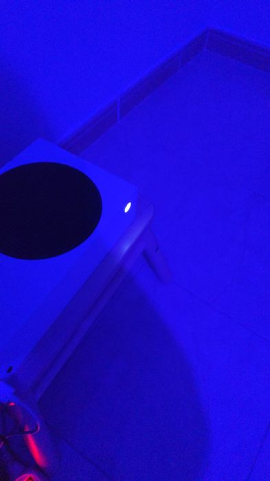 Xbox series s com leves arranhões de uso