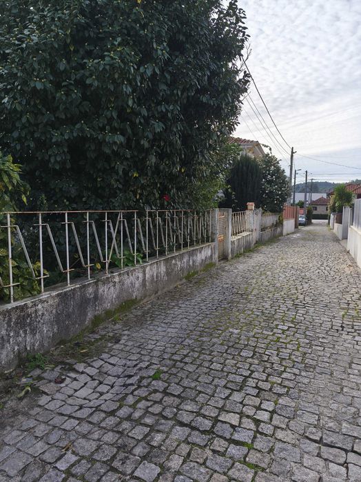 Moradia de 2 pisos com terreno e ótima localização