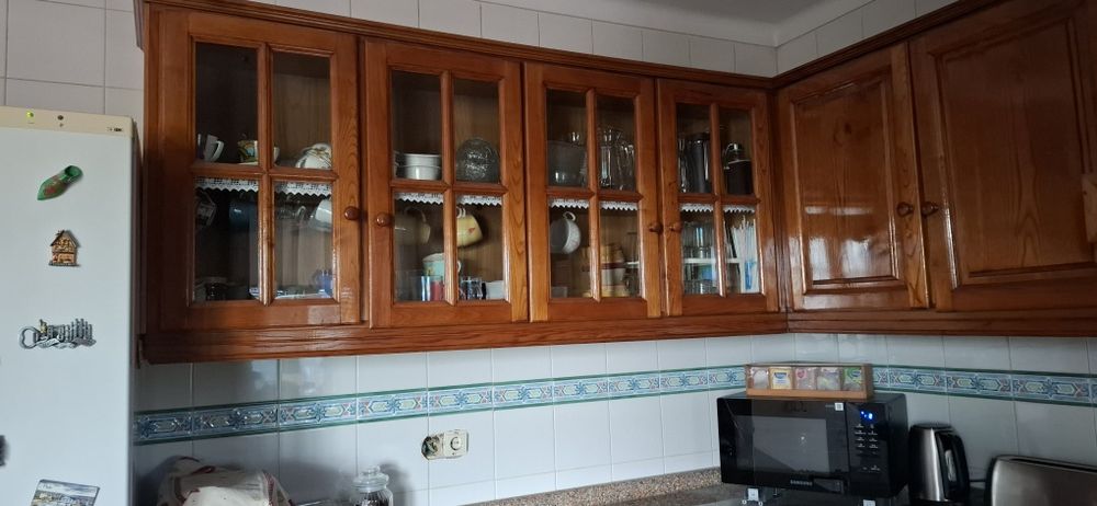 Mobília de cozinha em castanho e granito