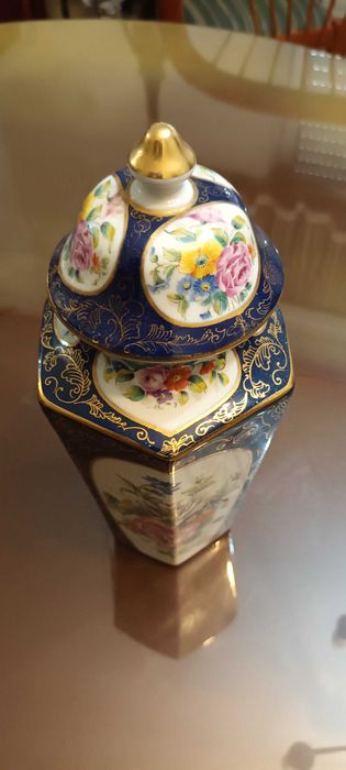 Pote em porcelana, com detalhes em ouro