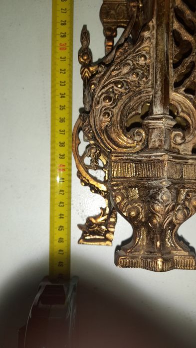 Relógio de mesa em metal