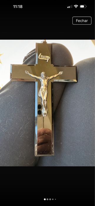 Crucifixo de prata e acrílico