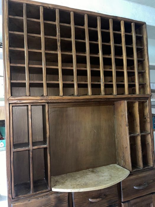 Móvel em madeira maciça – aparador para garrafas