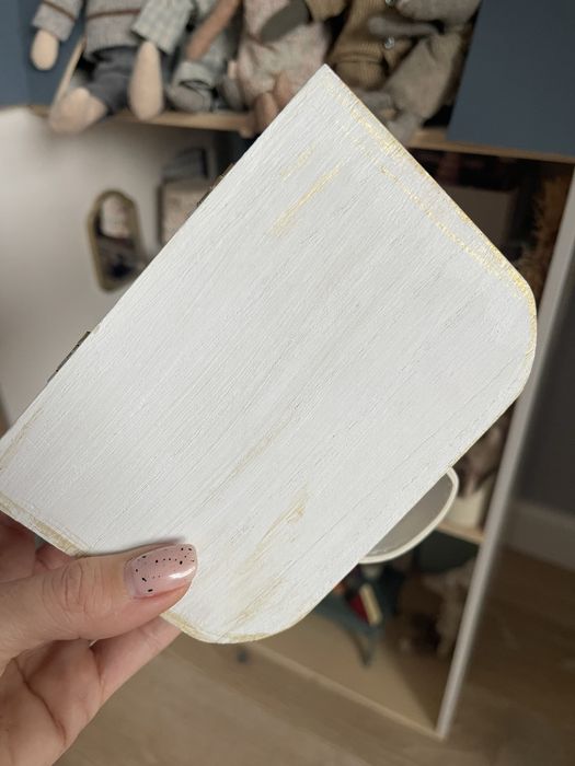 Myszka Maileg, dwoe poduszki i drewniana skrzynka