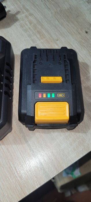 Zestaw Titan TXP 18V: Akumulator Li-Ion 2.0Ah + Szybka Ładowarka – Stan BDB!