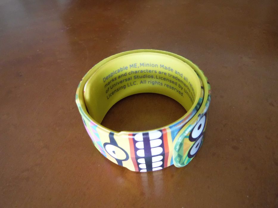 Pequena mala de plástico amarela Minions + Pulseira Minions