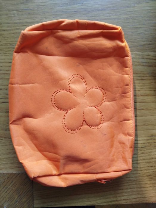 Pomarańczowa kosmetyczka z kwiatkiem