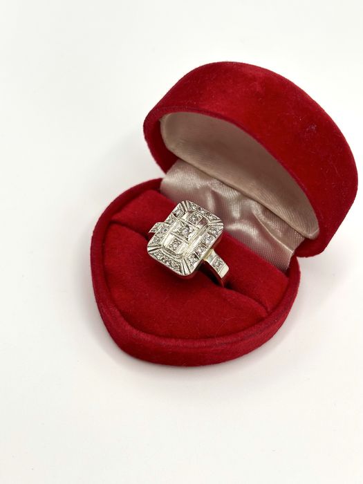 Złoty pierścionek z brylantami