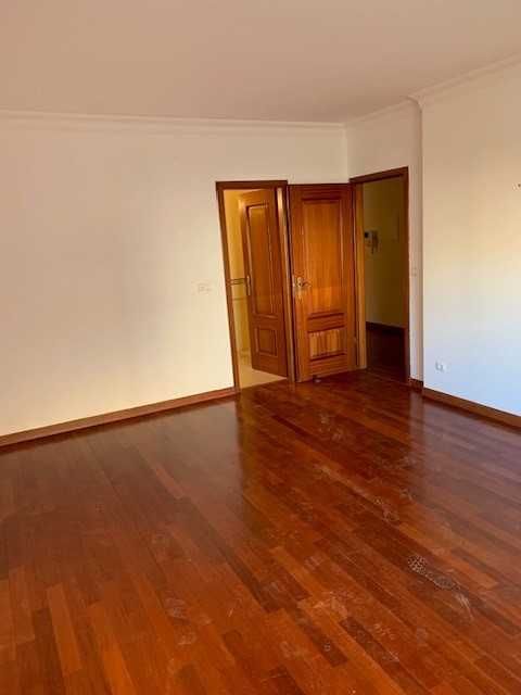 Duplex T4 para arrendamento em Santarém