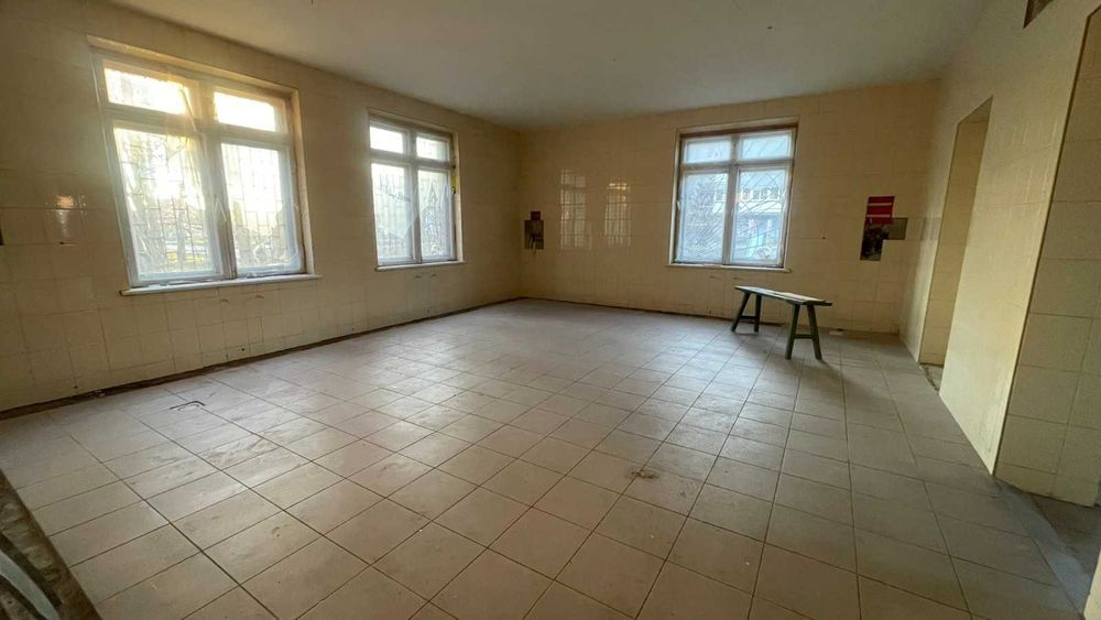 Офісне приміщення  площею 400 м² на  ділянці 30 соток в с. Плесецьке