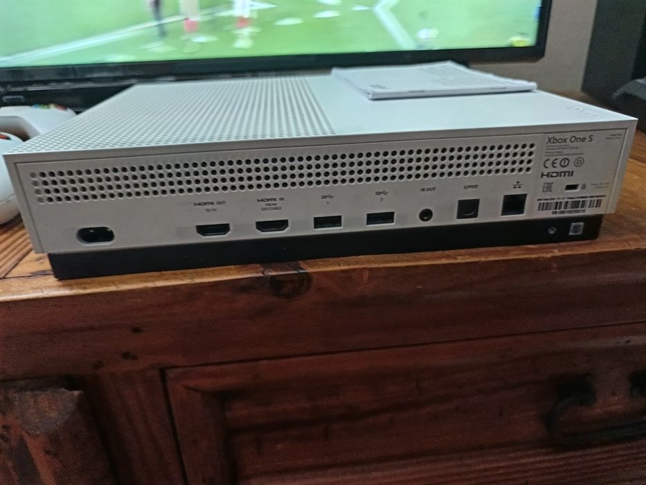 Consola Xboxone com 2 comandos