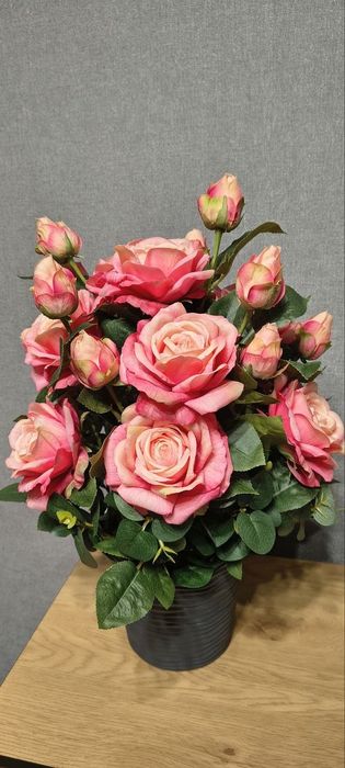 Композиція із штучних квітів