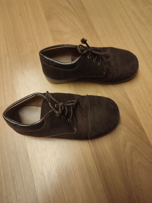 Sapatos carneiras, em camurça castanha, tam 32