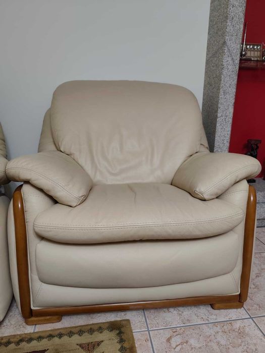 Conjunto de Sofás em Pele Bege – Como Novos  – Viseu