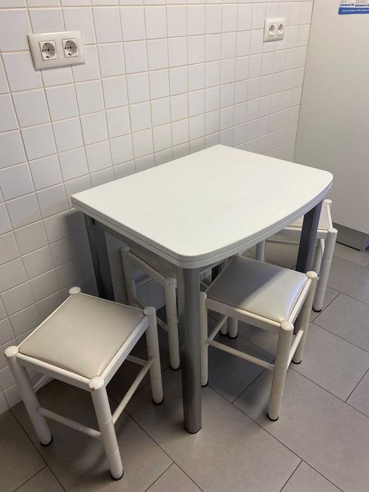Mesa de cozinha com 4 bancos