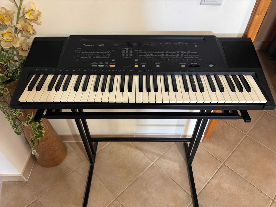 Teclado / órgão eletrónico Technics KN200