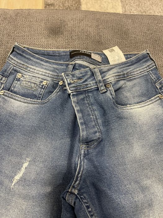 Продам джинсы женские Prada