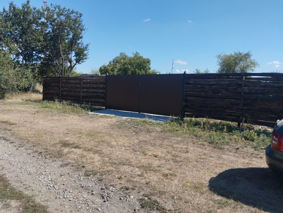 Гарна та велика земельна ділянка з забудовою