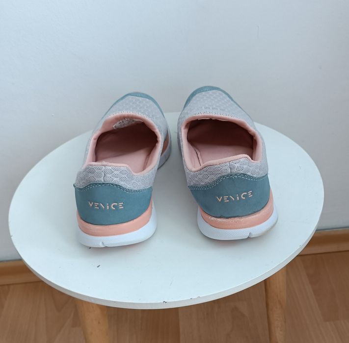 Wsuwane, wygodne buty damskie rozmiar 39marki Venice.