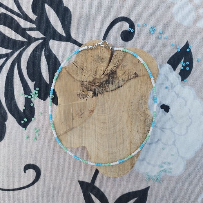 Colar de missangas tons mar & branco