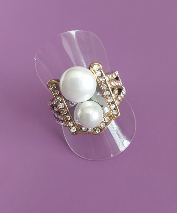 Anel bicolor, em aço, com zirconias e 2 pérolas. T20