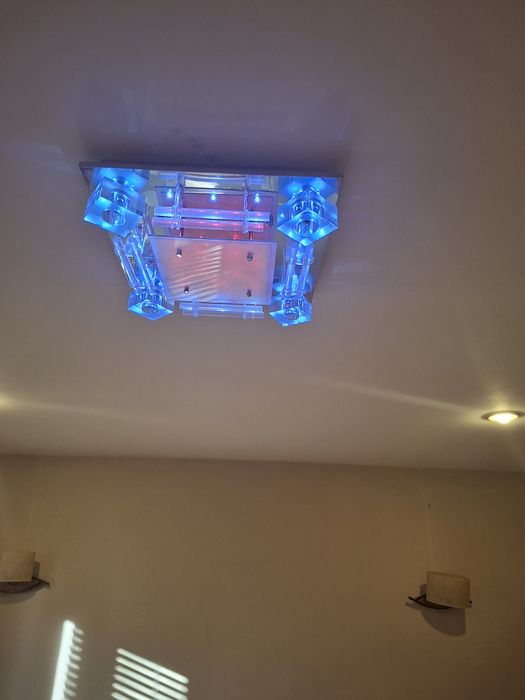 Żyrandol świeci naprzemiennie szklany