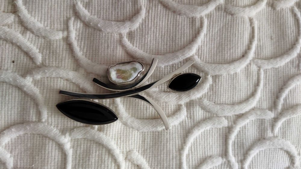 Pendente em prata, onix e madrepérola