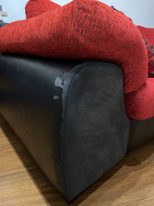 Sofa 4 lugares, muito confortavel, de design, madeira maciça.