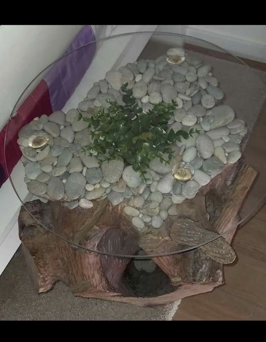 Mesa em vidro com tronco de madeira