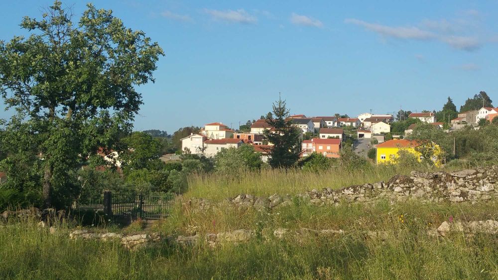 Casa em pedra para recuperar com terreno