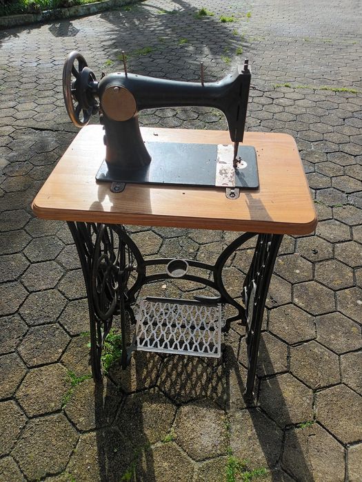 Maquina de costura, sextante e radado duplo carroça