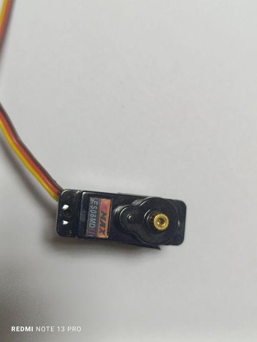 Цифровий сервопривід EMAX ES08MD II, який має металевий редуктор.