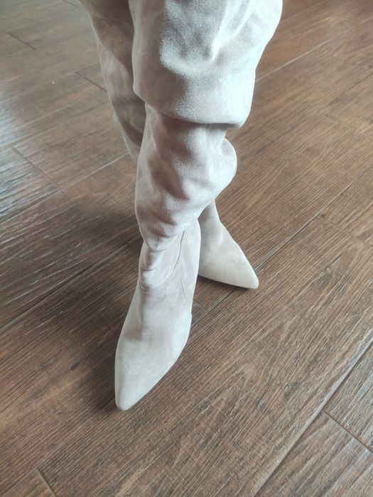 Трендові чобітки  замшеві бежеві